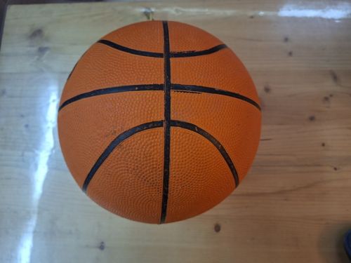 Μπάλα μπάσκετ (ιδανική για παιδιά) άψογη χωρίς να έχει παιχτεί καθόλου 3,50€